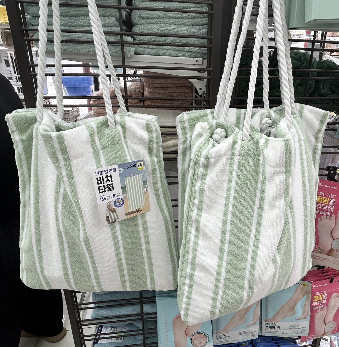 onhwalife's tweet photo. 와 이제 다이소에 비치타월도 나옴⛱️🪽

가방으로 매다가 뒤집으면 비치타월 등장 .ᐟ.ᐟ 
이게 진짜 너무 최고인듯✨
디자인들도 넘 귀여움..

토마토부터 돌고래, 해파리, 줄무늬 등 다양함
만져봤는데 재질도 부드럽고 좋음🫧 https://t.co/sPGhHkO6uT