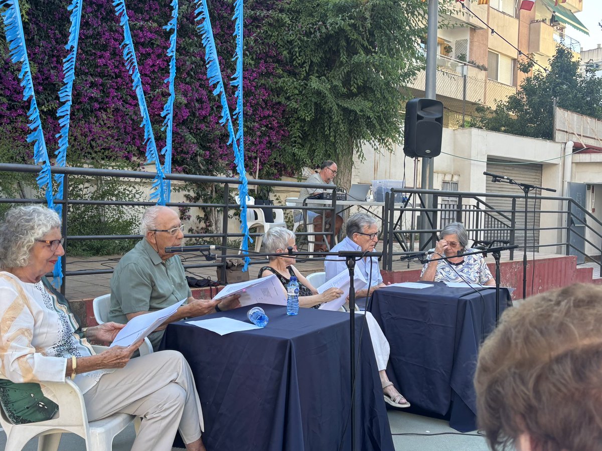 EliseuEsterlich's tweet photo. S’acosta la Festa Major del Centre i el Grup de Poesia del Casino del Centre ens ha ofert un recital molt variat i divertit.

Gràcies per difondre el patrimoni literari català! https://t.co/ntePNi9uqr