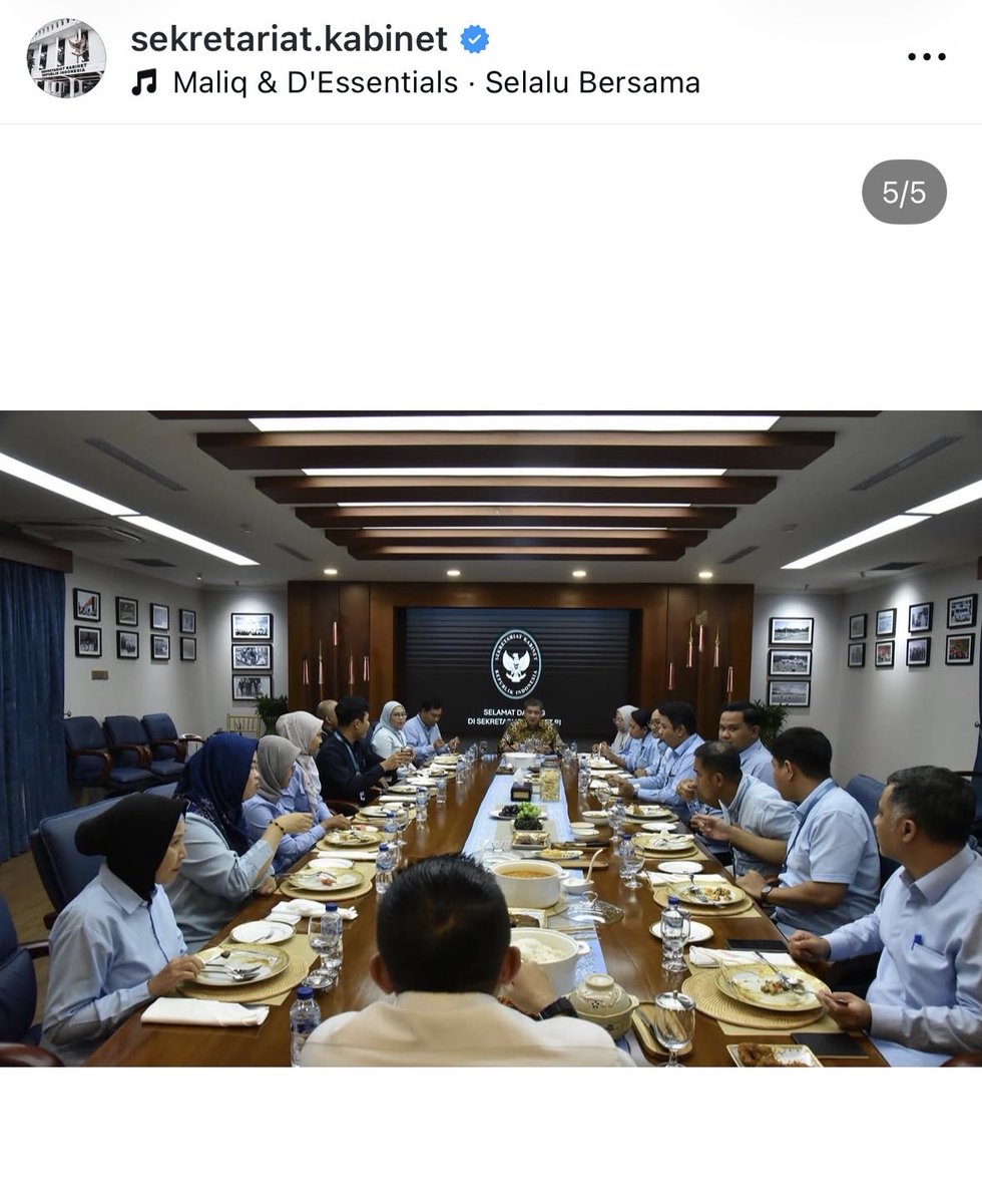 boxxtoc's tweet photo. Yang di luar sedang menyuarakan aspirasi rakyat, yang di dalem makan enak sambil ketawa ketawa

Ini tuh kesannya, pejabat publik lagi ngetawain penderitaan rakyat🥲🥲 https://t.co/71kyX04ZVW