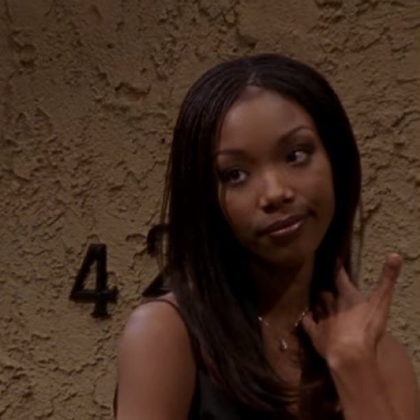 brndyhalo_'s tweet photo. brandy,    on set of moesha. https://t.co/0YVQXjnDjp