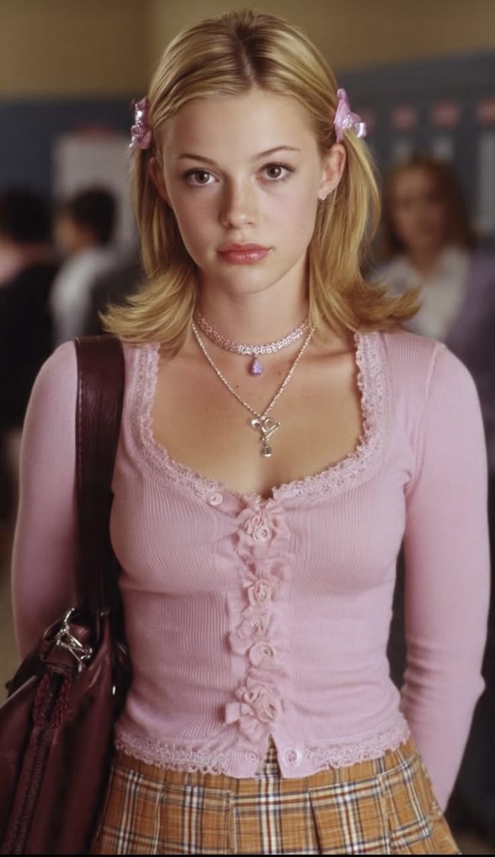 VistaVoid's tweet photo. The dream Y2K wardrobe https://t.co/PQ6ILJfzmb