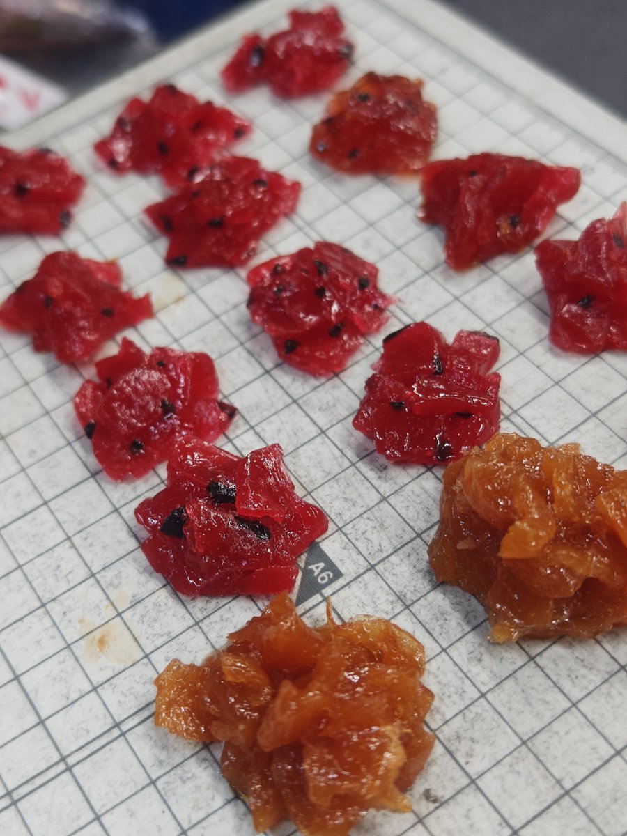 310sample's tweet photo. カレーライスの友、福神漬けも販売しています。見栄えがする赤色と伝統的な製法で作られた色の茶色の二色を販売しています。福神漬け見たら夕食カレーにしようかな、と思ってます。#飲食店プロ向け　#displayfood https://t.co/FiR5EPjGVw