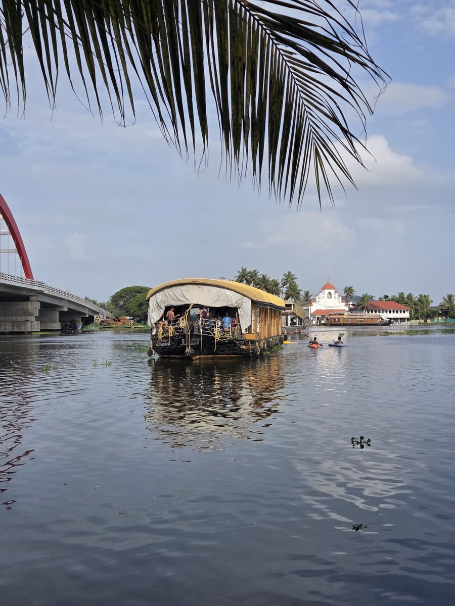 vedha_l's tweet photo. As the houseboat moved closer, the noise of the world seemed to move farther away.
🚤🌴🌊✨
#Backwaters
#Alappuzha
#Houseboat https://t.co/dRYA8JTZ8k