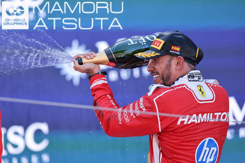 car_watch's tweet photo. 【F1カメラマン熱田護の「気合いで撮る！」】第130回：ハミルトン選手がてっぺんに帰ってきた！ フェラーリ色に染まったバルセロナ・カタルーニャGP https://t.co/0IBByNTWiT #F1jp #BarcelonaGP https://t.co/YE7TqLSE48