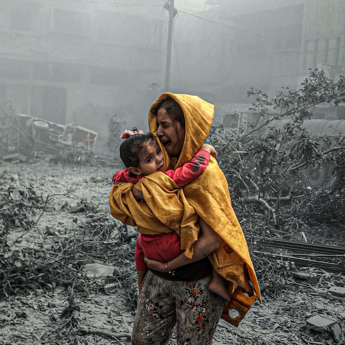 ConflictTR's tweet photo. Gazze'de kadınlara, savaşın zorluklarını tüm dünyaya duyurabilmeleri için yapay zekâ eğitimleri verilmeye başlandı. https://t.co/5gxkYYfqpa