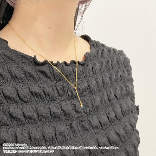 eternorecit's tweet photo. 『Fate/strange Fake』

＜アーチャー＞シルバーアクセサリー ペンダント

アーチャーをイメージしてデザインされたペンダント。
ペンダントとチェーン部分は衣装腰部の装飾を模してデザインし、ペンダント中央には鎧にデザインされた青いラインをイメージした石をあしらっております。

#strangefake https://t.co/jrl4aIlPOW