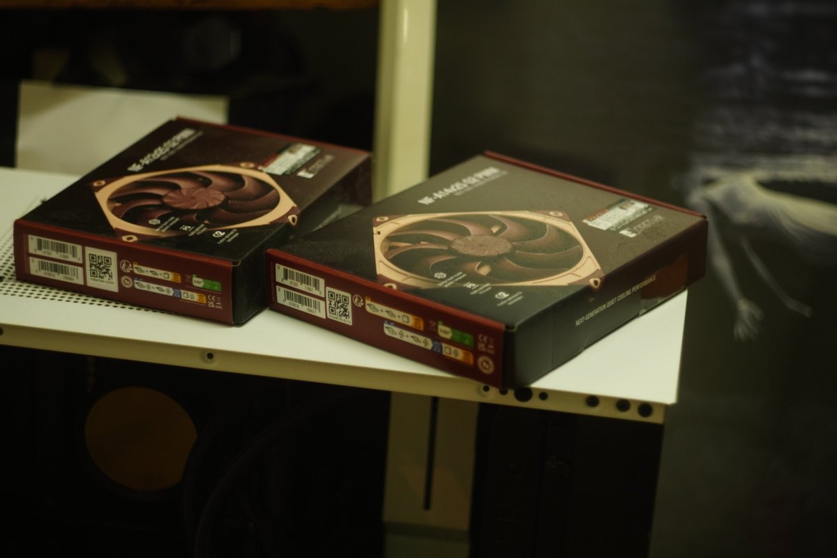 milkbarrel's tweet photo. 夏に向けてPCの空冷強化します。
冬に買ってホコリ被っていたNoctua Fan取り付けたいとおもいます🔩　
ネジ締んめます（ともやし風
#Noctua https://t.co/Zc7gXfplcr