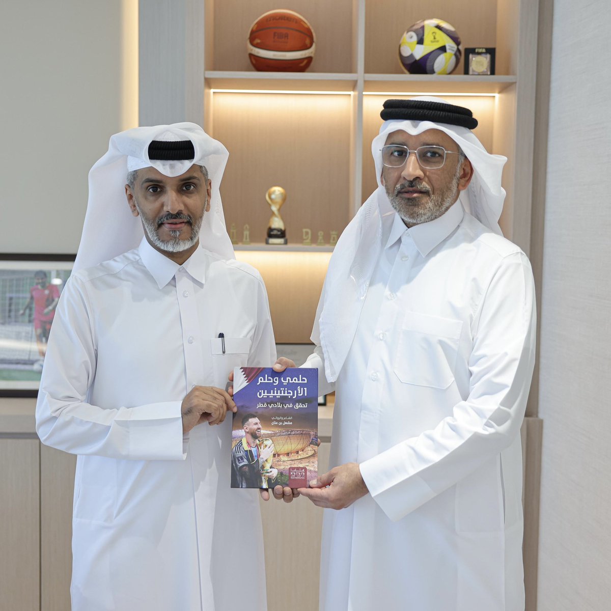 MSYQatar's tweet photo. المهندس عبدالرحمن بن عبدالله المالكي، وكيل الوزارة المساعد للشؤون الرياضية، يكرّم السيد مشعل بن عنان المري تقديرًا لجهوده في توثيق قصة رياضية ملهمة من خلال كتابه “حلمي وحلم الأرجنتينيين تحقق في بلادي قطر”

#وزارة_الرياضة_والشباب https://t.co/BOLUYwgjDZ