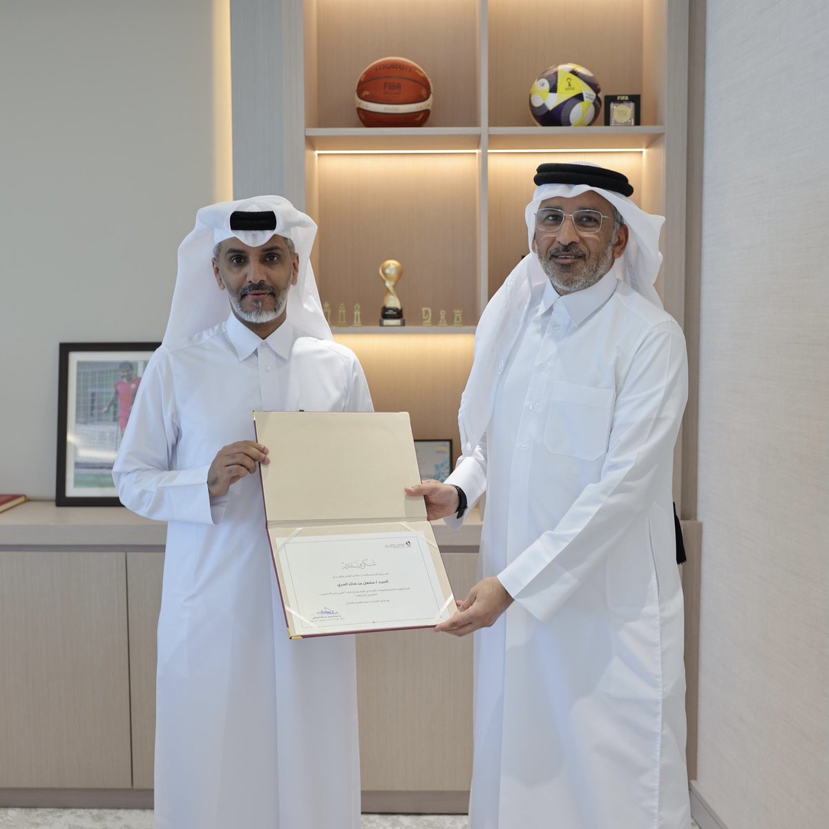 MSYQatar's tweet photo. المهندس عبدالرحمن بن عبدالله المالكي، وكيل الوزارة المساعد للشؤون الرياضية، يكرّم السيد مشعل بن عنان المري تقديرًا لجهوده في توثيق قصة رياضية ملهمة من خلال كتابه “حلمي وحلم الأرجنتينيين تحقق في بلادي قطر”

#وزارة_الرياضة_والشباب https://t.co/BOLUYwgjDZ