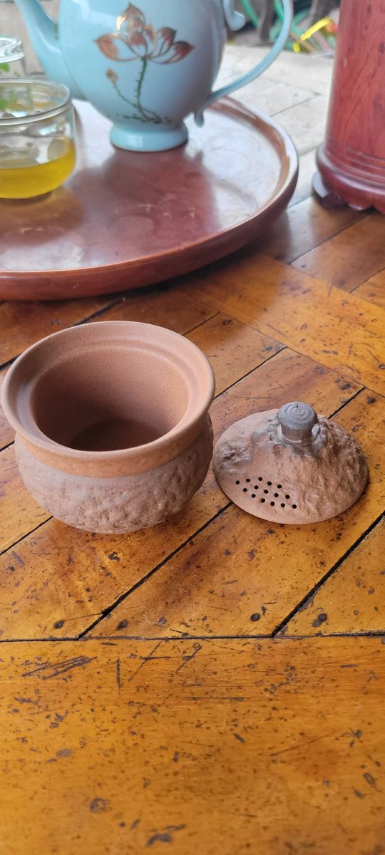 ducjacos's tweet photo. Núi non thu nhỏ trong lòng gốm,
Trà xanh ngấm vị lòng thanh tịnh. 🍵
“Bạn thích uống trà kiểu gì nhất? Comment bên dưới nhé ☕”
#TraCo #CeramicTea https://t.co/0jsA2bxurX