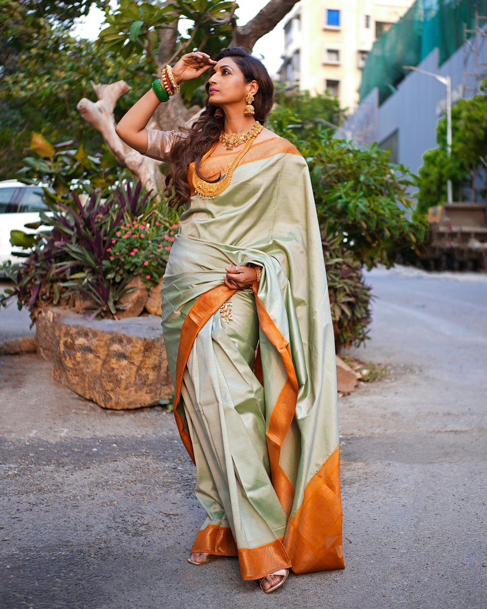 sandhyashetty's tweet photo. As an actor, I find immense joy in exploring different avatars and stepping into varied expressions of womanhood. Draping my mother's saree, I reconnect with tradition while embracing the spirit of a modern, emancipated woman.
#sandhyashetty #nofear #actor #traditionalsarees https://t.co/3S0vX75a0J