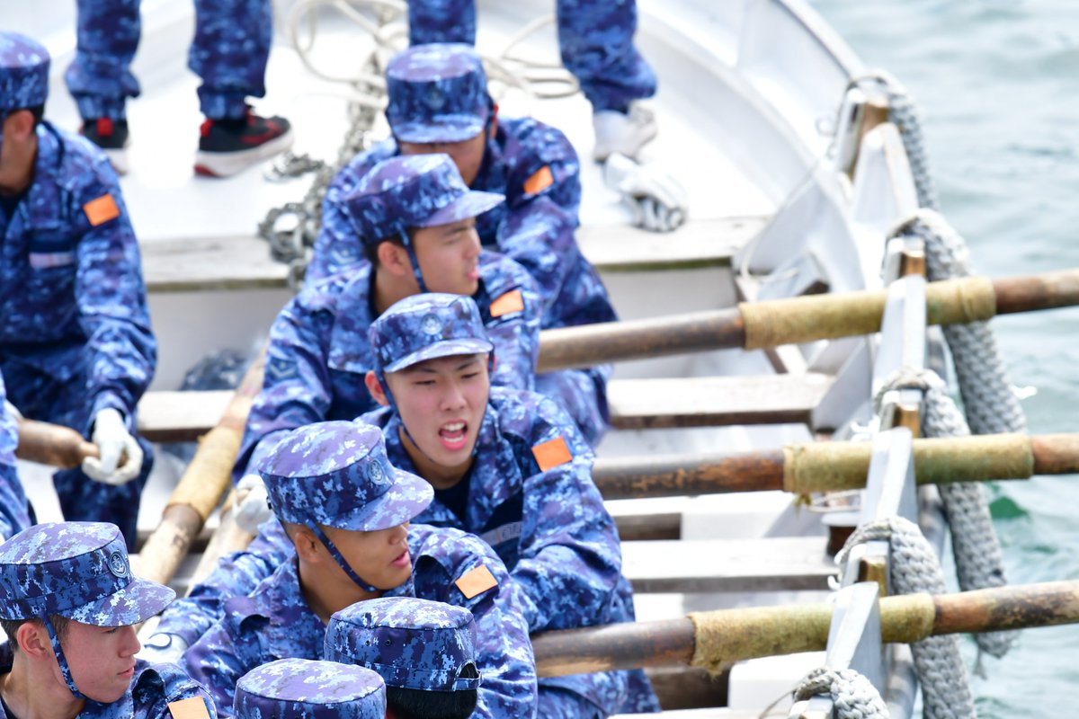 jmsdf_srh's tweet photo. 【#NavalSailor🐳】
　#佐世保教育隊「#第２５期一般海曹候補生課程」第２３分隊学生の短艇教務とう漕法🚤
「心を一つにオールを漕ぐ！」
佐世保教育隊HP👉https://t.co/fzLoLDQjho
 #教育隊 #佐世保 #佐教 https://t.co/jDciRmYSbb