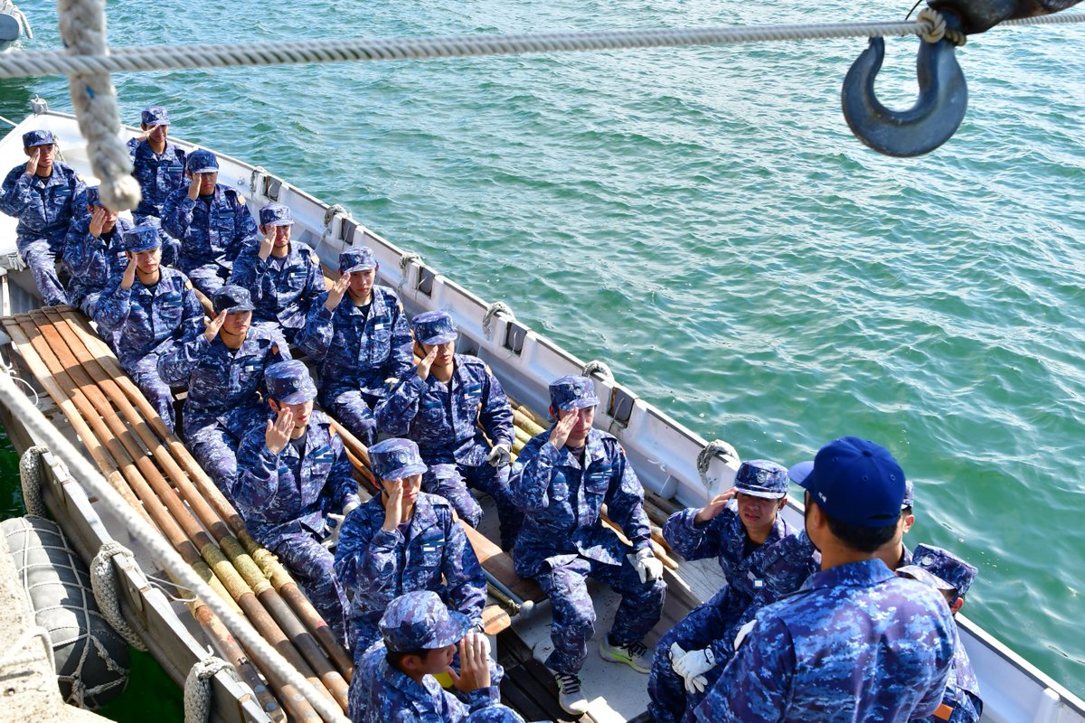 jmsdf_srh's tweet photo. 【#NavalSailor🐳】
　#佐世保教育隊「#第２５期一般海曹候補生課程」第２３分隊学生の短艇教務とう漕法🚤
「心を一つにオールを漕ぐ！」
佐世保教育隊HP👉https://t.co/fzLoLDQjho
 #教育隊 #佐世保 #佐教 https://t.co/jDciRmYSbb