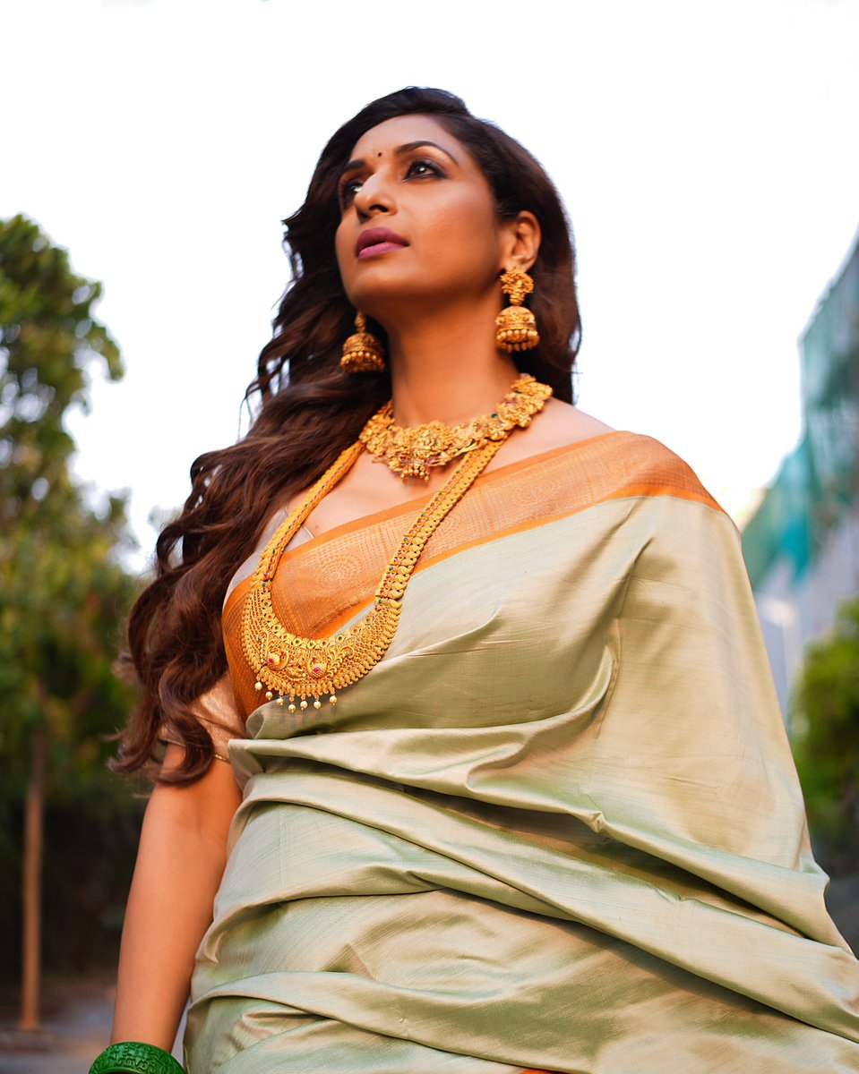sandhyashetty's tweet photo. As an actor, I find immense joy in exploring different avatars and stepping into varied expressions of womanhood. Draping my mother's saree, I reconnect with tradition while embracing the spirit of a modern, emancipated woman.
#sandhyashetty #nofear #actor #traditionalsarees https://t.co/3S0vX75a0J