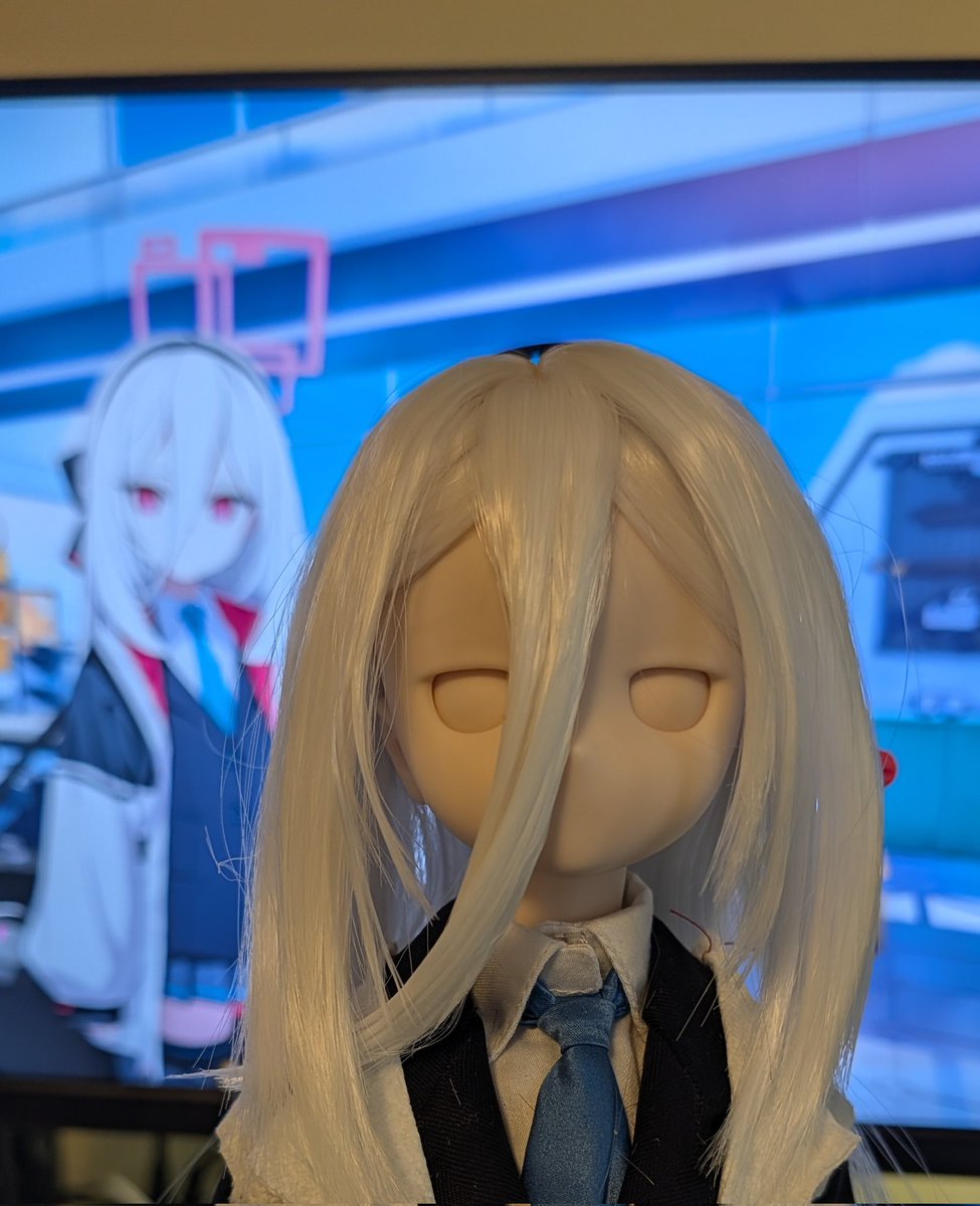 SirKnightLurk's tweet photo. I was feeling lazy today and didn't want to work on the jacket... So I worked on a wig instead. https://t.co/WVXZ9hbT1s