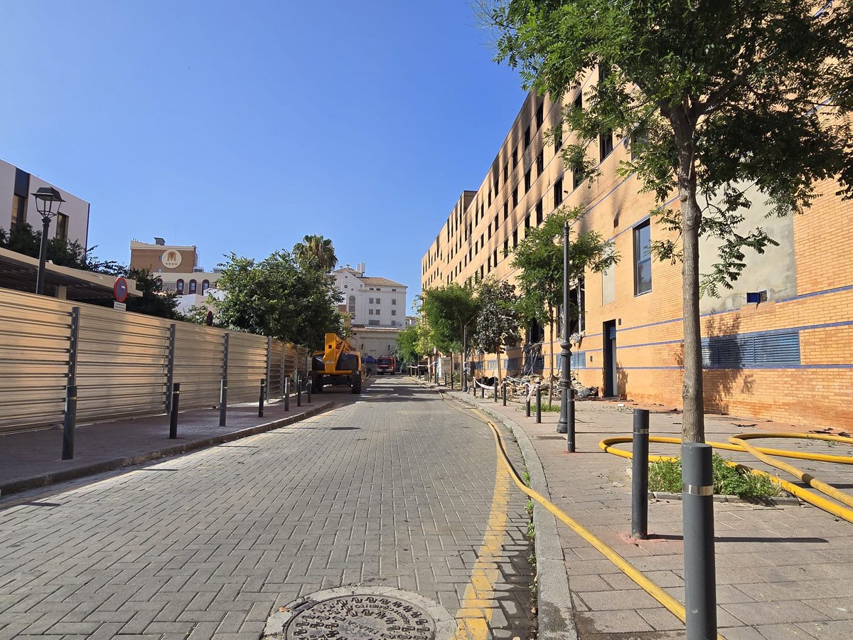 encierrobombmlg's tweet photo. Pues no, no se procedió ayer a la retirada de tramos de forjado tras 'imponer' @malaga nuevas medidas cautelares.

Con un poco de 'esfuerzo municipal' llegaremos a cumplir un mes con un incendio activo en un edificio de la capital.

Ánimo @pacodelatorrep ¡a  por las 5 estrellas! https://t.co/PRHfntjwlJ
