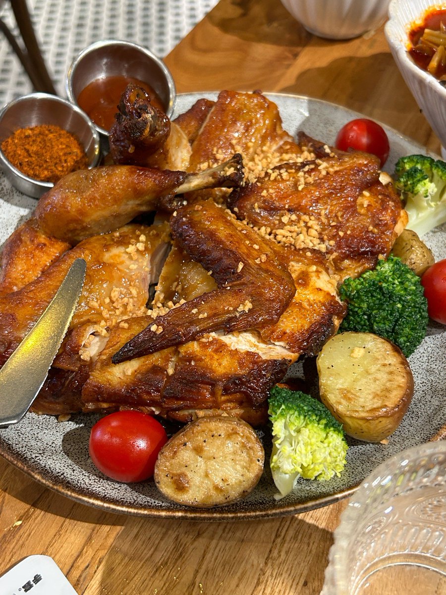 cmo_r6's tweet photo. Thanksgiving is around the corner! Our special roast turkey set comes with garlic mashed potatoes and pumpkin pie—perfect for your cozy feast. Book now! https://t.co/xNS24FGjoo