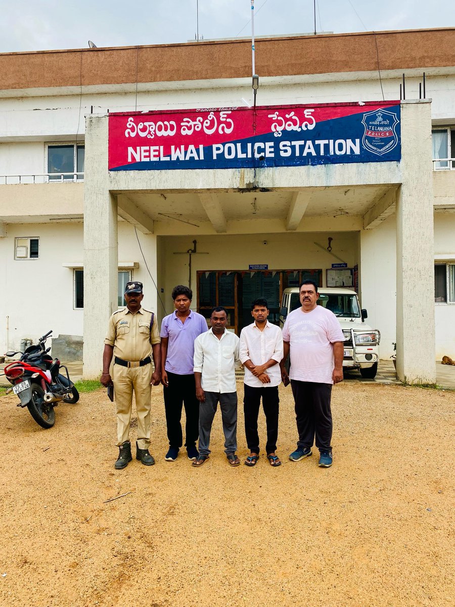 TrsBellampalli's tweet photo. వేమనపల్లి మండలం ఈరోజు తెలంగాణ రాష్ట్ర విద్యార్ధి సంఘాల ఛలో అసెంబ్లీ ముట్టడి ముట్టడి కార్యక్రమం నేపథ్యం లో వేమనపల్లి మండలం నీల్వాయి గ్రామానికి చెందిన BRSV నాయకులు చెన్నూరి సంతోష్ ,చెన్నూరి ప్రసాద్ ,దుర్గం సుధాకర్ గారిని ముందస్తు అరెస్ట్ చేసిన నీల్వాయి పోలీసులు https://t.co/uj2IiA81LE