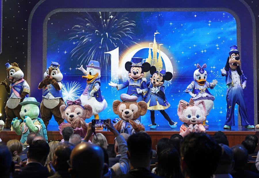 CCTV's tweet photo. Theme parks in Shanghai are seeing a surge in visitors as the Dragon Boat Festival holiday and summer travel season approach, driven by students, family vacations, and a rise in inbound tourism. #EconomicWatch
https://t.co/TRiN34bYRi https://t.co/L5jPSn6GIQ