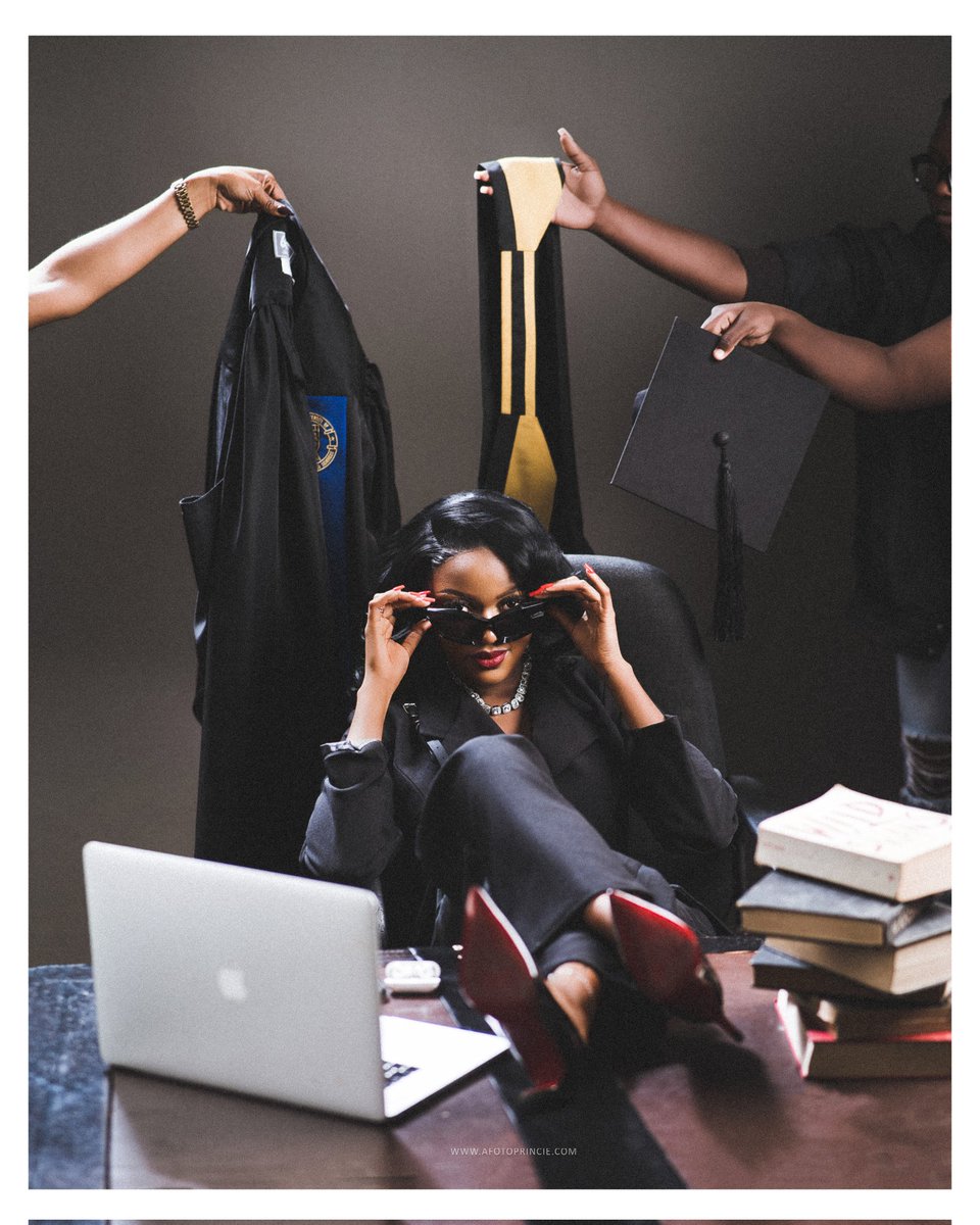 Amazon1ady's tweet photo. Officially that girl😌🎓 https://t.co/5k8pp2PD0x