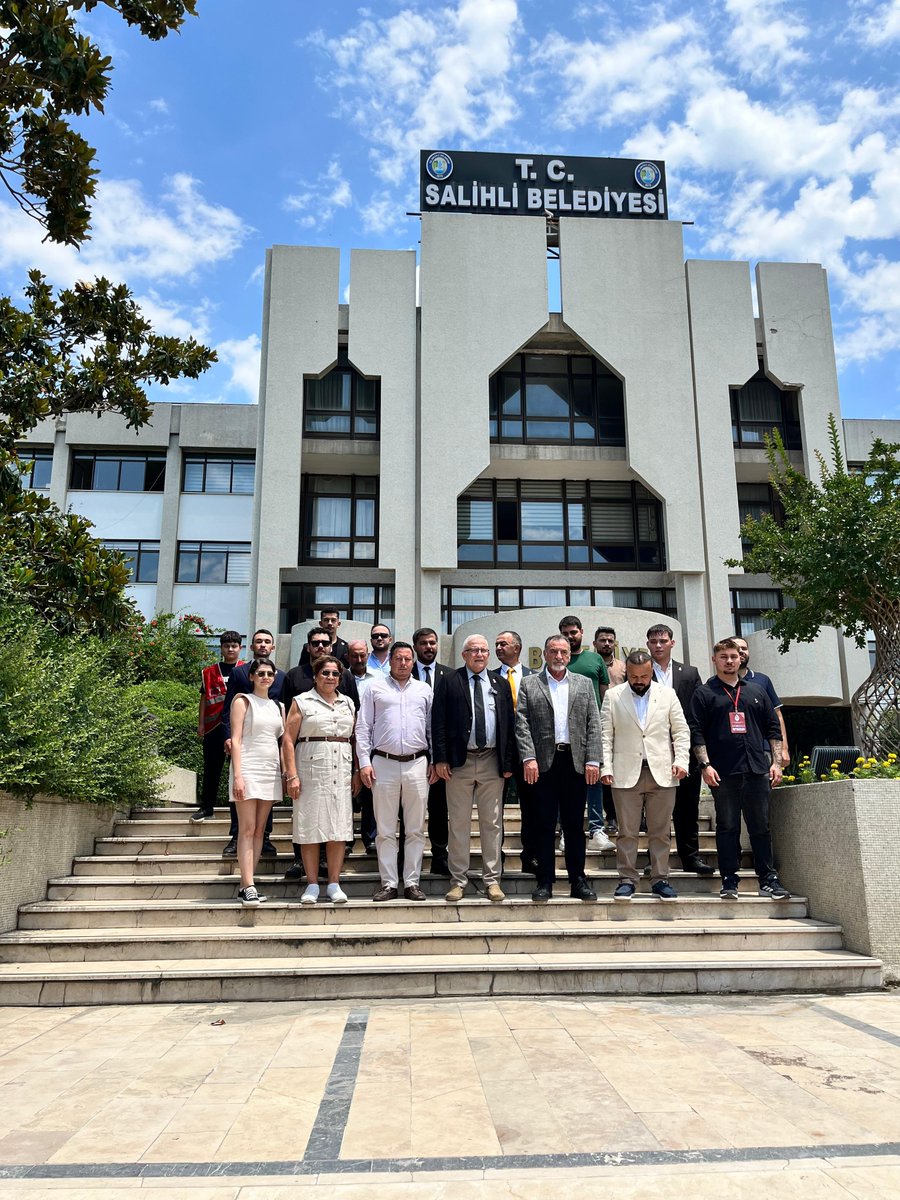 O_PEHLIVANOGLU's tweet photo. Zafer Partisi olarak adeta bir il büyüklüğünde olan Manisa'nın Salihli ilçesinde Salihli Belediye Başkanlığı, Salihli Ticaret Odası, Salihli Muhtarlar Derneği ve Salihli'nin en büyük medya kuruluşu "Sektör Medya" yı ziyaret ettik. 
Türkiye'nin sorunları ile çözüm önerilerimize dair görüşlerimizi anlattık. 
Zafer Partisi ve Ümit Özdağ'a olan ilgi her gün her yerde daha da büyüyor. Bunu gözlemledik. 
@umitozdag 
@zaferpartisi