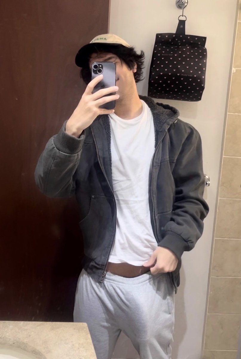therealeduhauer's tweet photo. Los pantalones de sudadera grises son como el escote de los hombres https://t.co/YWoPvgL2tq