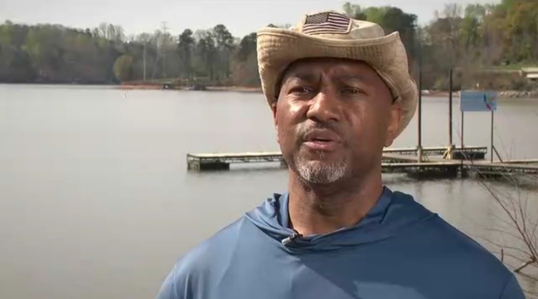 babarsaray's tweet photo. On a windy day in February 2026, kayak fisherman Marvin Winston was out on Lake Lanier in Georgia, recording his usual fishing trip when he spotted a woman collapsed on the rocky shore. 

The woman was unresponsive and struggling to breathe.  

He immediately paddled over, stayed calm beside her, and kept repeating “I am with you. You’re not alone” while calling 911 and comforting her until help arrived. 

His quick actions and steady presence helped save the woman's life. ♥️ 

Marvin later received a special Coast Guard award for his heroism.  

Sometimes the kindest thing you can do is simply show up and stay. Share with someone who needs this reminder today. 💛