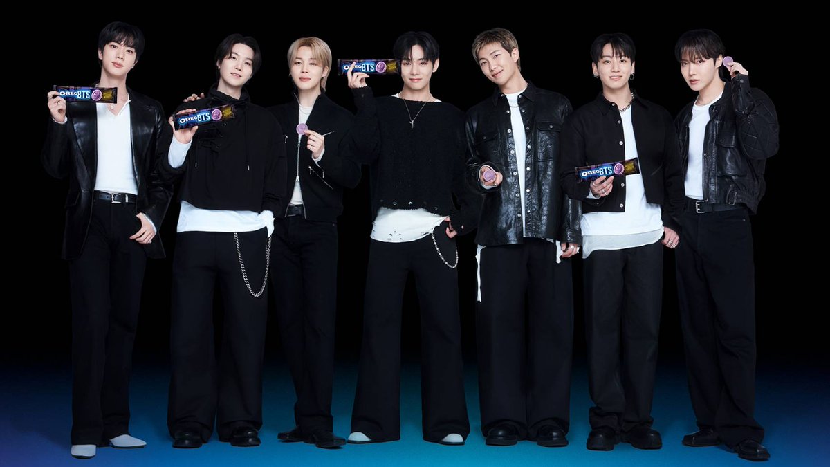 woopmag's tweet photo. OREO แท็กทีม BTS สร้างปรากฏการณ์ความปังระดับโลก เปิดตัวคุกกี้ ลิมิเต็ด เอดิชั่น ที่ทุกคนรอคอย
 
#OreoTH #OreoBTS #OreoBTSTH #OreoBTSTHxDAOUOFFROAD #DAOU #ต้าห์อู๋ #OFFROAD #DAOUOFFROAD #ต้าห์อู๋ออฟโรด 
#OREO_BTS #OREO_BTS_THAILAND 

มอนเดลีซ อินเตอร์เนชั่นแนล ประเทศไทย จัดงาน “TWIST THE PURPLE MOMENT” เปิดตัว คุกกี้ OREO & BTS ลิมิเต็ด เอดิชั่น ที่ทุกคนรอคอย ณ ลานอีเดน ชั้น 1 ศูนย์การค้าเซ็นทรัลเวิลด์ ความร่วมมือกันระหว่าง วง BTS กับ โอรีโอ (OREO) แบรนด์คุกกี้อันดับ 1 ของโลก ร่วมกันเนรมิต “คุกกี้ OREO & BTS ลิมิเต็ด เอดิชั่น” รสแพนเค้กบราวน์ชูการ์ สร้างปรากฏการณ์ครั้งใหม่ที่พร้อมเสิร์ฟความสนุกให้แฟนๆ ในกว่า 80 ประเทศทั่วโลก  

การจับมือกันในครั้งนี้คือที่สุดของกลยุทธ์จากโอรีโอที่ขอฉีกทุกกฎของวงการขนมขบเคี้ยว ด้วยการสร้างสรรค์โปรเจกต์สุดพิเศษที่ไม่มีใครเลียนแบบได้! การแท็กทีมกับ BTS ศิลปินระดับไอคอนแห่งวงการป๊อปโลกในครั้งนี้ ได้เปลี่ยนคุกกี้ระดับตำนานและรสชาติที่ทุกคนหลงรักให้กลายเป็นบทสนทนาที่สั่นสะเทือนไปทั่วโลก พร้อมปลุกพลังความสนุก
ให้มีชีวิตชีวา สร้างความตื่นเต้นให้แฟนๆ และก้าวขึ้นมาเป็นผู้นำทางวัฒนธรรมยุคใหม่อย่างแท้จริง
และนี่คือรสชาติสุดพิเศษที่พร้อมเสิร์ฟให้คนทั้งโลกได้ฟิน! กับ คุกกี้ OREO & BTS ลิมิเต็ด เอดิชั่น ที่สอดไส้ครีมรสหวานละมุน แรงบันดาลใจจาก ‘โฮต็อก’ แพนเค้กบราวน์ชูการ์จากสตรีทฟู้ดเกาหลี เพราะหนุ่มๆ BTS มีความทรงจำวัยเด็กที่แสนหวานกับทั้งโฮต็อกและ OREO การคอลแลบครั้งนี้จึงมีความหมายอย่างลึกซึ้ง เพราะเป็นการนำเอา ‘รสชาติแห่งความทรงจำ’ จาก Hometown มาใส่ไว้ในคุกกี้ชิ้นโปรดที่พวกเขาหลงรักมาโดยตลอด 

คุณไอดารา  หวัง กรรมการผู้จัดการใหญ่ บริษัท มอนเดลีซ อินเตอร์เนชันแนล (ประเทศไทย) จำกัด 
กล่าวว่า “แฟน ๆ ชาวไทยมีแพสชันต่อ OREO และ BTS มาโดยตลอด การร่วมมือกันในครั้งนี้จึงเป็นปรากฏการณ์ทางวัฒนธรรมครั้งสำคัญที่น่าตื่นเต้นที่สุดสำหรับประเทศไทย เพราะหัวใจของ OREO คือการสร้างสรรค์ประสบการณ์ที่สนุกสนานและเป็นมากกว่าคุกกี้ การแท็กทีมกันครั้งนี้จึงเป็นการรวมตัวของสองไอคอนระดับโลกที่พร้อมสร้างแรงบันดาลใจ ส่งเสริมการเป็นตัวของตัวเอง และเชื่อมโยงผู้คนทั่วโลกเข้าด้วยกันทุกรายละเอียดของแคมเปญนี้ ไม่ว่าจะเป็นรสชาติที่ได้แรงบันดาลใจจากโฮต็อก ลวดลายบนคุกกี้ที่น่าสะสม ไปจนถึงแพ็กเกจจิ้งที่ดึงเอาเสน่ห์อันมีชีวิตชีวาของตลาดสตรีทฟู้ดในกรุงโซลออกมาได้อย่างยอดเยี่ยม ทั้งหมดนี้คือความตั้งใจที่เราสร้างสรรค์ร่วมกับ BTS เพื่อมอบประสบการณ์ใหม่ให้แฟน ๆ ในเมืองไทยได้ร่วมฉลองวัฒนธรรมเกาหลีผ่าน OREO ในแบบที่ไม่เคยมีมาก่อน”

เตรียมตัวตามหาไอเทมลับ! เพราะหนุ่มๆ BTS ใส่หัวใจลงไปในดีไซน์ของคุกกี้โอรีโอเพื่อฉลองเดบิวต์ครบรอบ 13 ปี พบกับ คุกกี้ OREO & BTS ลิมิเต็ด เอดิชั่น 13 ดีไซน์ที่มีลวดลายสุดเอ็กซ์คลูซีฟ ทั้งชื่อสมาชิกวงและแท่งไฟอาร์มี่บอมบ์! พิเศษสุดๆ กับคุกกี้ 3 แบบที่ซ่อนความลับไว้ หากนำมาเรียงต่อกันจะกลายเป็นข้อความพิเศษถึงแฟนๆ โดยเฉพาะ! 

นอกจากลวดลายบนคุกกี้ที่ออกแบบมาเพื่อร่วมฉลองไปกับเหล่าแฟนคลับแล้ว แพ็กเกจจิ้งของคุกกี้ OREO 
& BTS ลิมิเต็ด เอดิชั่น ได้ดึงเอาเสน่ห์ของ 'วัฒนธรรมตลาดสตรีทฟู้ด' อันเป็นเอกลักษณ์ของเกาหลีใต้มาถ่ายทอดอย่างมีชีวิตชีวา ทั้งบรรยากาศ กลิ่นอาย และขนมที่แสนอร่อยอย่างโฮต็อก มาถ่ายทอดลงบนดีไซน์เพื่อให้ทุกคนได้สัมผัสถึงพลังและความตื่นเต้นอันเป็นหัวใจสำคัญของประสบการณ์ในเกาหลีใต้ ข้อความพิเศษนี้ถือเป็นจุดเริ่มต้นของปรากฏการณ์ระดับโลกที่แบรนด์โอรีโอสร้างขึ้นเพื่อแฟน ๆ โดยได้รับแรงบันดาลใจจากวัฒนธรรมการเขียนจดหมายของแฟนคลับ โอรีโอจึงชวนแฟน ๆ ของ OREO และ BTS มาร่วมสร้าง “Love Letters ที่ใหญ่ที่สุดในโลก” เพียงสแกน QR Code บนแพ็กเกจจิ้งของคุกกี้ OREO & BTS ลิมิเต็ด เอดิชั่น หรือเข้าไปที่ https://t.co/Jf5F3Qrs0A เพื่อเขียนความในใจถึง BTS เมื่อ Love Letters จากแฟน ๆ ทั่วโลกหลั่งไหลเข้ามา ทุกคนจะสามารถอ่านข้อความของกันและกันได้ ร่วมเป็นส่วนหนึ่งของปรากฏการณ์สำคัญที่กำลังจะเกิดขึ้นจริงบนเวทีระดับโลก และร่วมชิงรางวัลสุดเอ็กซ์คลูซีฟจาก OREO และ BTS พร้อมติดตามสิ่งพิเศษที่จะเกิดขึ้นต่อจากนี้!

สำหรับข้อมูลเพิ่มเติมและข้อมูลอัปเดตเกี่ยวกับคุกกี้ OREO & BTS ลิมิเต็ด เอดิชั่น ได้ที่เว็บไซต์ https://t.co/Jf5F3Qrs0A และติดตามข่าวสารได้ที่ Facebook: Oreo TH, Instagram: Oreo_Thailand, TikTok: Oreo Thailand และ Line official: @Oreothailand 

ชมภาพข่าวเพิ่มเติม 📍https://t.co/gbww2FlLML