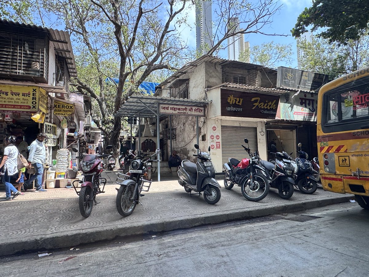 BombaySpy's tweet photo. Hi @MTPHereToHelp i thought footpaths were for walking? And no parking signs to ensure no illegal parking?

📍 Arthur Rd, Mumbai (between Saat Raasta and the jail) 

@RoadsOfMumbai @TawdeRitu @MumbaiPolice https://t.co/ZOXtQqGipj