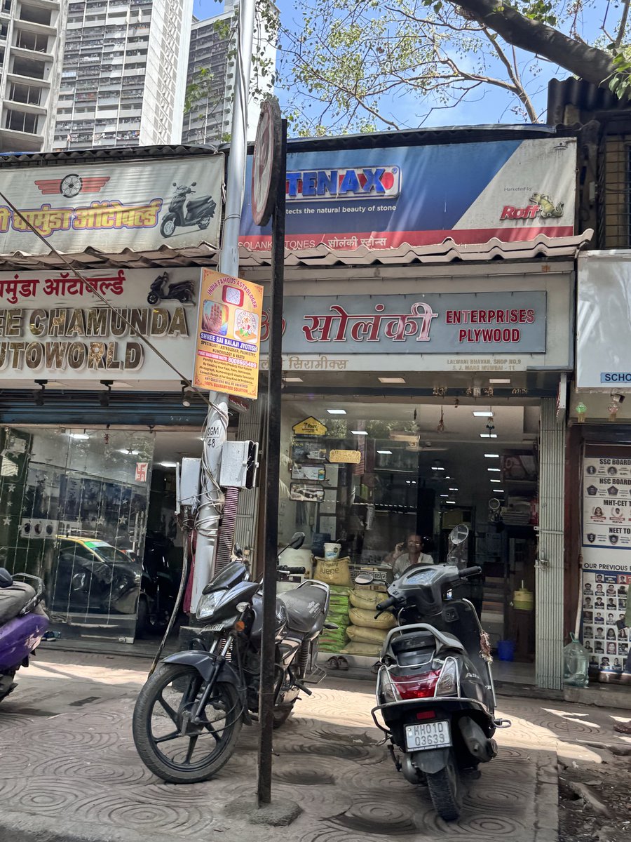 BombaySpy's tweet photo. Hi @MTPHereToHelp i thought footpaths were for walking? And no parking signs to ensure no illegal parking?

📍 Arthur Rd, Mumbai (between Saat Raasta and the jail) 

@RoadsOfMumbai @TawdeRitu @MumbaiPolice https://t.co/ZOXtQqGipj