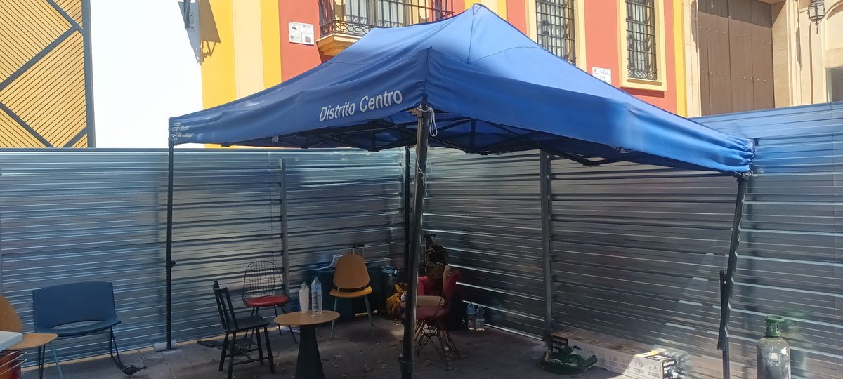 encierrobombmlg's tweet photo. Pues no, no se procedió ayer a la retirada de tramos de forjado tras 'imponer' @malaga nuevas medidas cautelares.

Con un poco de 'esfuerzo municipal' llegaremos a cumplir un mes con un incendio activo en un edificio de la capital.

Ánimo @pacodelatorrep ¡a  por las 5 estrellas! https://t.co/PRHfntjwlJ