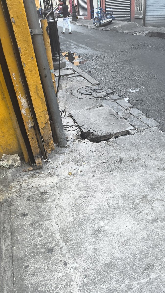 OlgaLogis's tweet photo. Hola hubo un cortocircuito dentro del registro se escuchó un zumbido fuerte y comenzó a salir fuego y humo. También hay cables expuestos, por favor podrían venir a arreglarlo es en la calle de Santo Tomás #28 colonia centro alcaldía cuauhtémoc, CDMX. por favor 
@CFEmx https://t.co/WGbnbkrZ7c