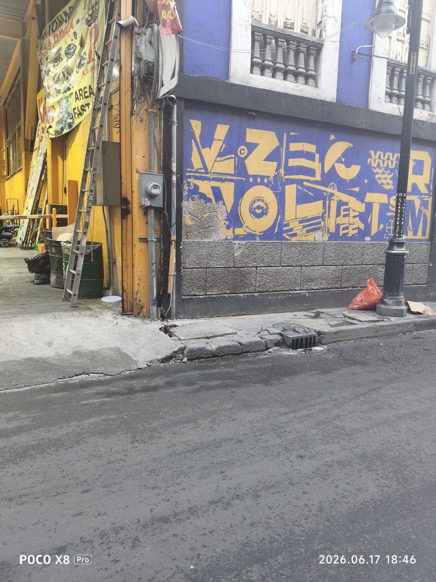 OlgaLogis's tweet photo. Hola hubo un cortocircuito dentro del registro se escuchó un zumbido fuerte y comenzó a salir fuego y humo. También hay cables expuestos, por favor podrían venir a arreglarlo es en la calle de Santo Tomás #28 colonia centro alcaldía cuauhtémoc, CDMX. por favor 
@CFEmx https://t.co/WGbnbkrZ7c