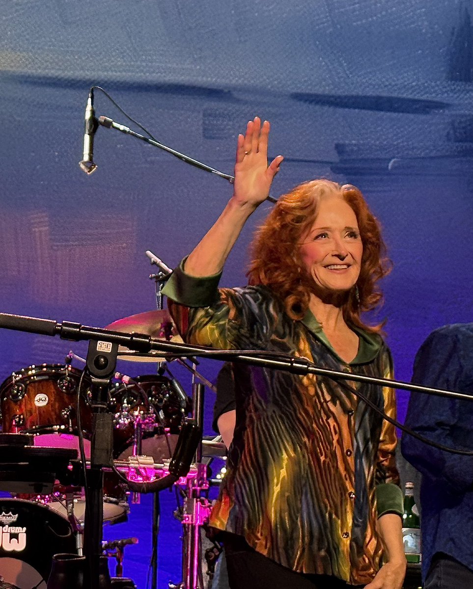 RheaCHayes's tweet photo. @TheBonnieRaitt in Vancouver 
June 16th, 2026 
John Cleary opened &amp; @ColinJamesMusic was a surprise guest 🎶🎸🎶🎸💃🫶🏼 https://t.co/1G0AilRrxl