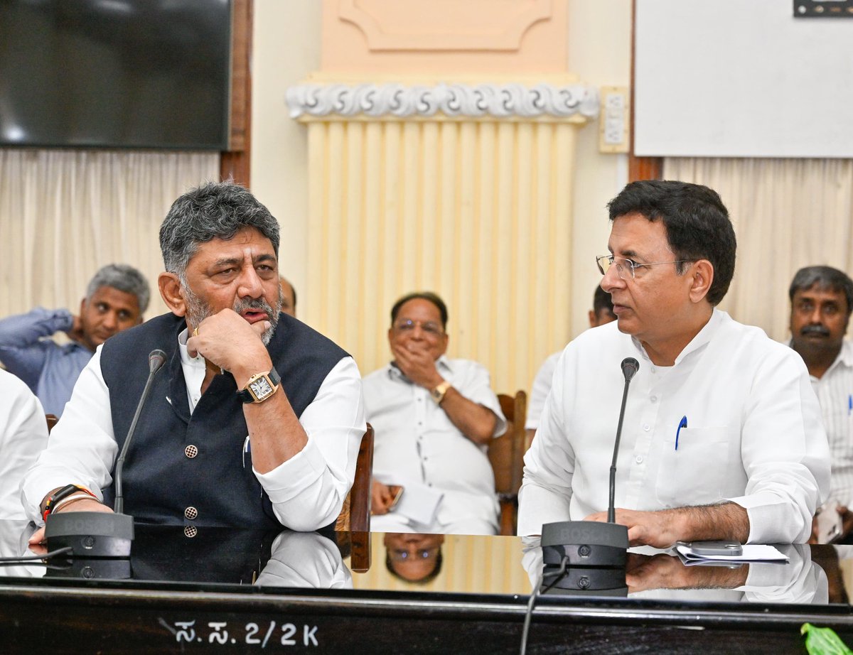 swaraj76's tweet photo. #Vidhanasoudha.
MLCs polls.
@CMofKarnataka @DKShivakumar with @BJP4Karnataka explled MLAs @STSomashekarMLA @ShivaramHebbar who might have voted for @INCKarnataka candidates.
He holds a meeting on the sidelines of elections.
@XpressBengaluru 
@AshwiniMS_TNIE https://t.co/OI5a0XNeNS