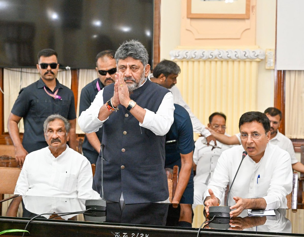 swaraj76's tweet photo. #Vidhanasoudha.
MLCs polls.
@CMofKarnataka @DKShivakumar with @BJP4Karnataka explled MLAs @STSomashekarMLA @ShivaramHebbar who might have voted for @INCKarnataka candidates.
He holds a meeting on the sidelines of elections.
@XpressBengaluru 
@AshwiniMS_TNIE https://t.co/OI5a0XNeNS