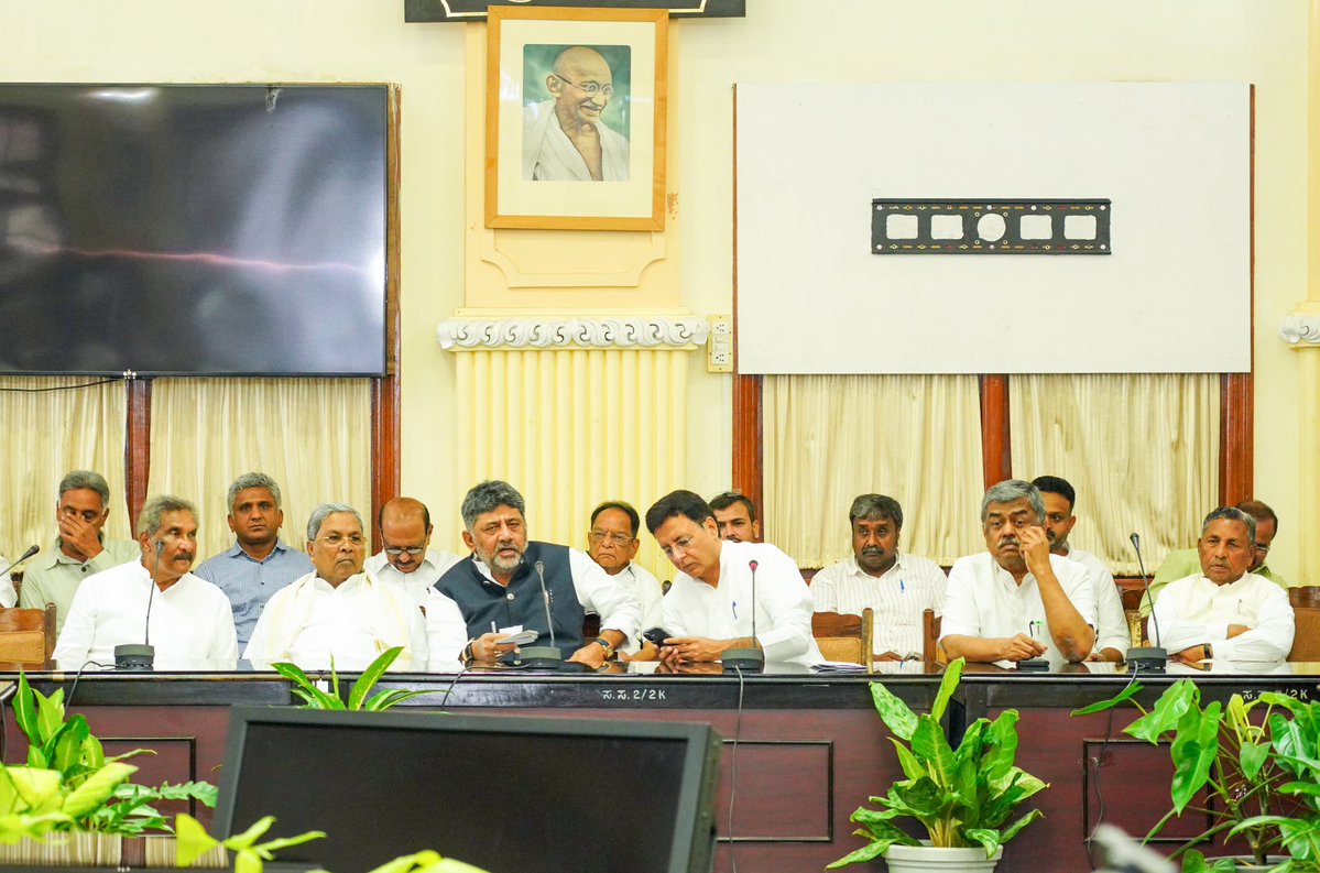swaraj76's tweet photo. #Vidhanasoudha.
MLCs polls.
@CMofKarnataka @DKShivakumar with @BJP4Karnataka explled MLAs @STSomashekarMLA @ShivaramHebbar who might have voted for @INCKarnataka candidates.
He holds a meeting on the sidelines of elections.
@XpressBengaluru 
@AshwiniMS_TNIE https://t.co/OI5a0XNeNS