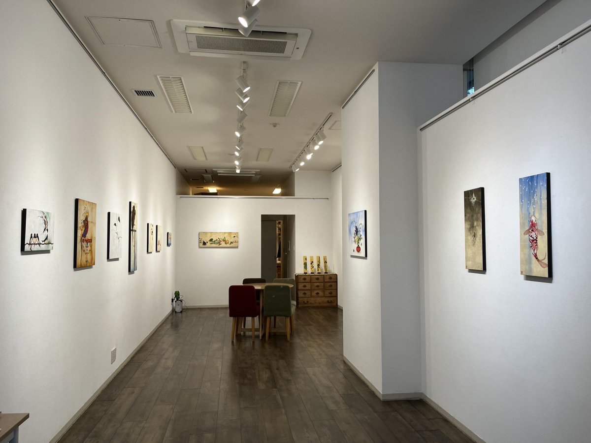 ayame_higuchi's tweet photo. 樋口絢女 個展 -知足者富-
本日より個展開催致しました。
初日オープンと同時にたくさんのご来場とご縁をありがとうございます😊
明日19日〜21日の３日間在廊させていただきますので、是非ご来場お待ちしております！ https://t.co/1MS2k0Ts2O