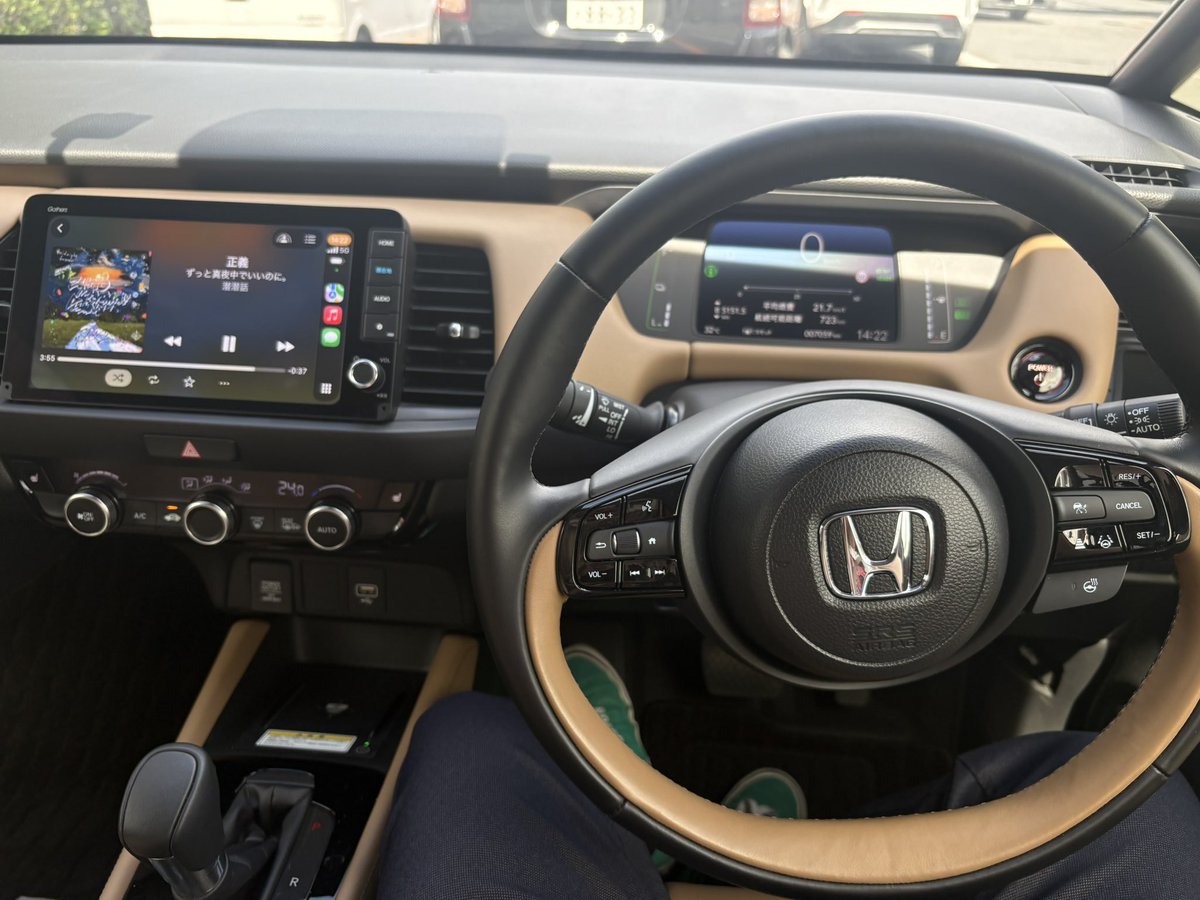 frukareama's tweet photo. 代車がフィットだったけどまさかの最高級グレード！ ハンドルが本革巻きだったり内装ブラウンでかっこいい😌 少し小さいけど運転楽しくて返したくない() https://t.co/J7Ct29Qwfz