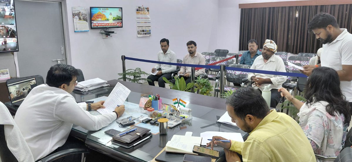dm_hathras's tweet photo. जनता दर्शन में आए जनसामान्य की शिकायतों को गंभीरता से सुनते हुए जिलाधिकारी अतुल वत्स ने संबंधित अधिकारियों को मौके पर जाकर मुआयना कर शिकायतों का समयबद्ध एवं गुणवत्तापूर्ण निस्तारण सुनिश्चित करने के निर्देश दिए। 
#GoodGovernance 
#PublicHearing 
#हाथरस 
#Hathras
@CMOfficeUP
@UPGovt
@InfoDeptUP
@dm_hathras