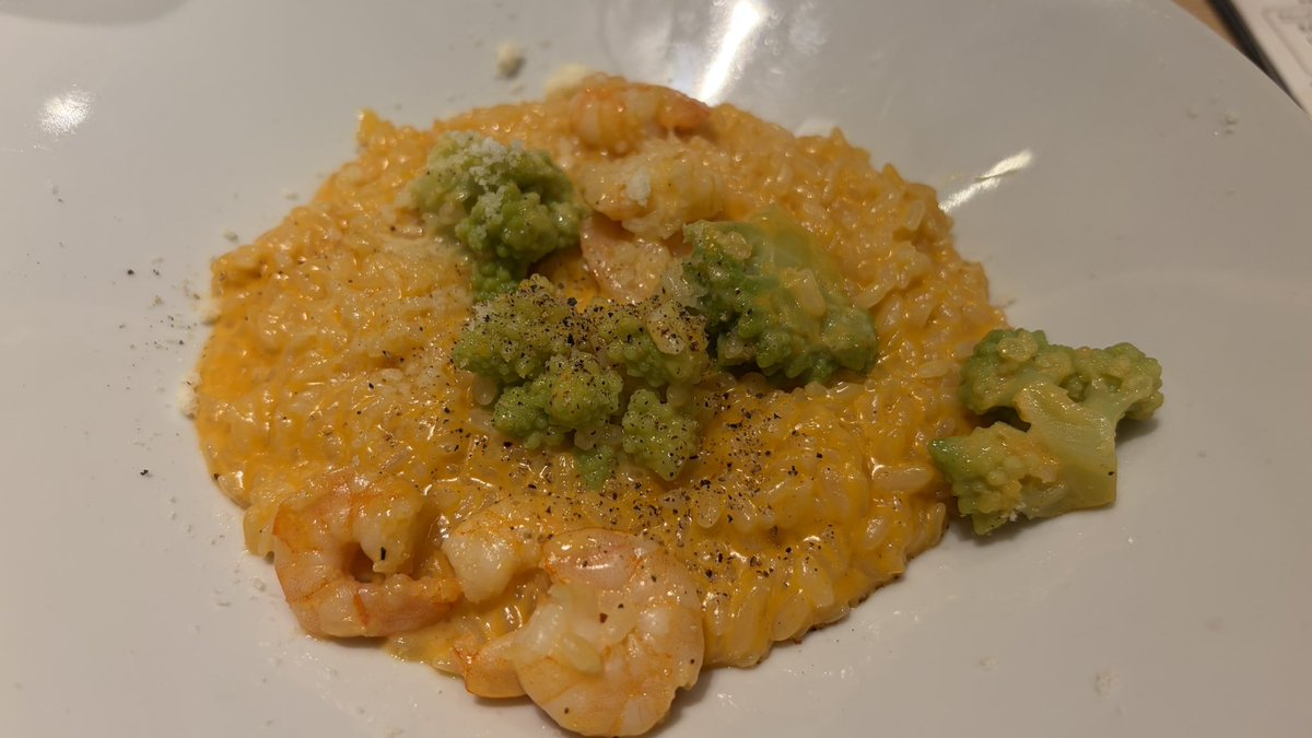 Dseabear's tweet photo. 久しぶりにオイスターバーでランチ。
思い出してアプリ内のスクラッチ削ったらＡ賞当たって生牡蠣一個貰った♬ https://t.co/MJYTClRv84