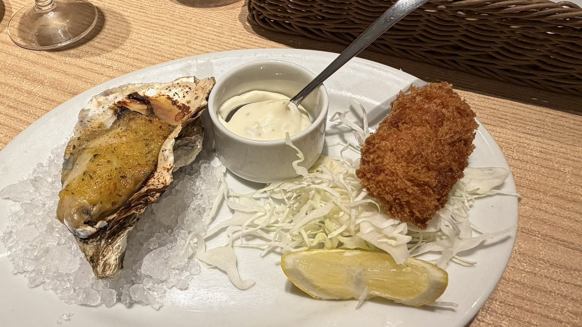 Dseabear's tweet photo. 久しぶりにオイスターバーでランチ。
思い出してアプリ内のスクラッチ削ったらＡ賞当たって生牡蠣一個貰った♬ https://t.co/MJYTClRv84