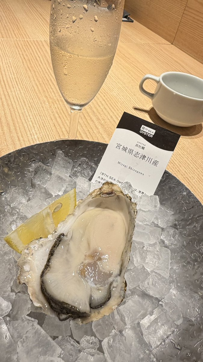Dseabear's tweet photo. 久しぶりにオイスターバーでランチ。
思い出してアプリ内のスクラッチ削ったらＡ賞当たって生牡蠣一個貰った♬ https://t.co/MJYTClRv84