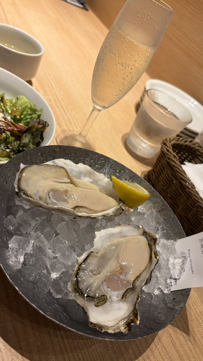 Dseabear's tweet photo. 久しぶりにオイスターバーでランチ。
思い出してアプリ内のスクラッチ削ったらＡ賞当たって生牡蠣一個貰った♬ https://t.co/MJYTClRv84