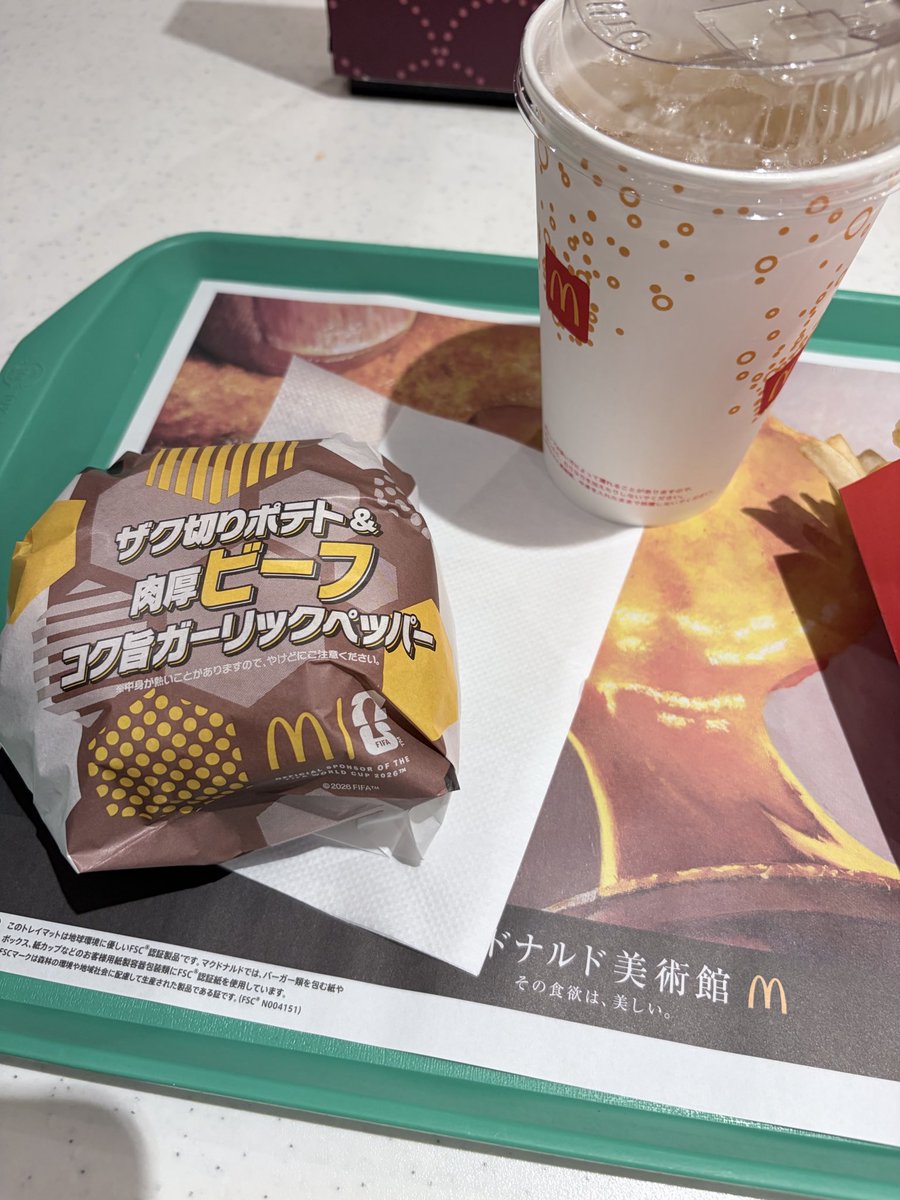 YjAvp's tweet photo. 美容院行って花菜ちゃんカラーにしてから🍔かぶりついて食べた！店内放送も聞けたよ！ https://t.co/GFJaOVLUoi