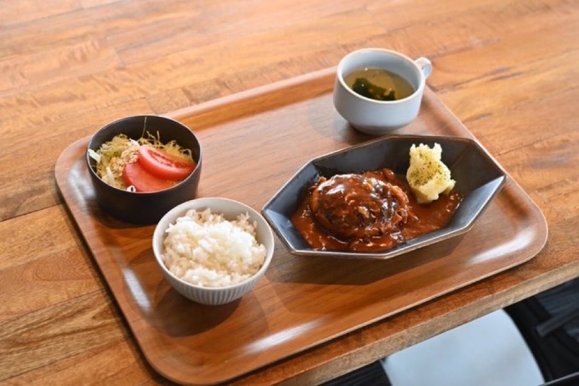 newhumber's tweet photo. 明日の日替わりは煮込みハンバーグです。

ご飯、スープ付き　¥1,100-
こだわり小鉢付き　¥1,300-

ふわふわのハンバーグを赤ワインのソースで煮込みました。
トッピングのマッシュポテトも美味しいんです。

明日もお待ちしております。 https://t.co/4AQ8WQotyC