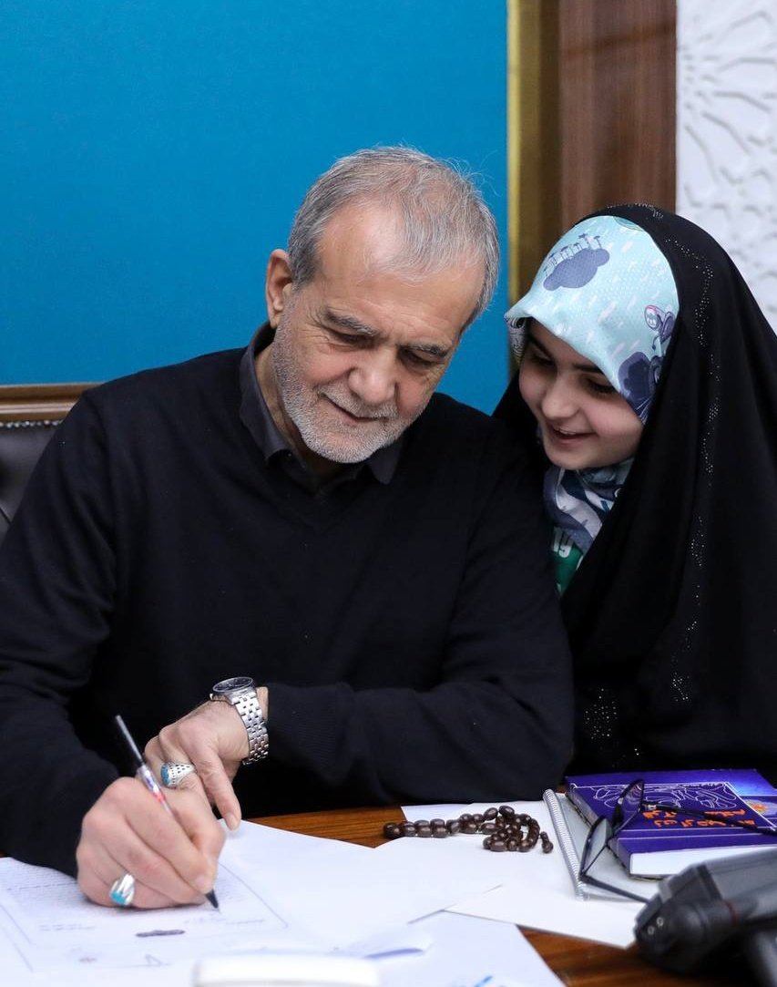 Fakhteo's tweet photo. از همین الان می‌گردم و برات تبلیغ می‌کنم تا دوره بعدی همهٔ اونایی که با انتخابات قهر کرده بودند پای صندوق بیان و به طبیب ایران رأی بدن. چقدر این چند وقت خونِ دل خوردی. چقدر برامون پیر شدی... https://t.co/1XkdqQuJ2F