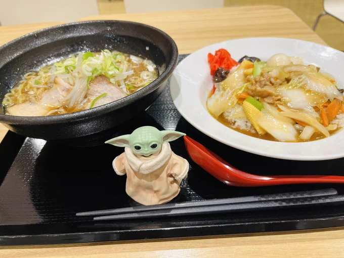 醤油ラメーンと中華飯だよ。 どっちもハーフサイズとかではないパワー溢れるセットだよ 大食らいがよ、みたいな顔をするんじゃない