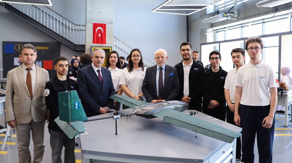 NEUniversitesi's tweet photo. Geleceğin Mühendis ve Teknoloji Liderleri Üniversitemizde Yetiştiriyor 💯

Üniversitemiz, üniversite-sanayi iş birliğinde çığır açan eğitim modelleri, millî teknoloji hamlesine yön veren küresel başarıları ve mezuniyet öncesi istihdam garantisi sunan altyapısıyla geleceklerini inşa etmek isteyen aday öğrencilerin ve ailelerinin en güçlü tercihi olmaya devam ediyor. 

➡️https://t.co/O5xtGafd8m