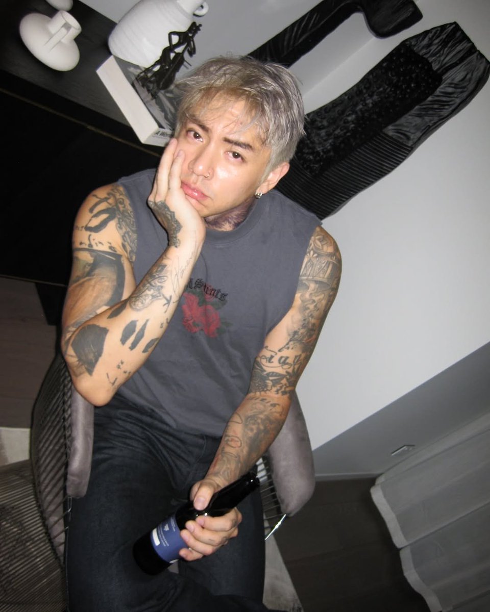 dprchristianize's tweet photo. Back then, when I dyed my hair an ash-silver color... oh wow, the bleaching process was unspeakable, even though the result is good af. #real https://t.co/kItKY4Nfo5